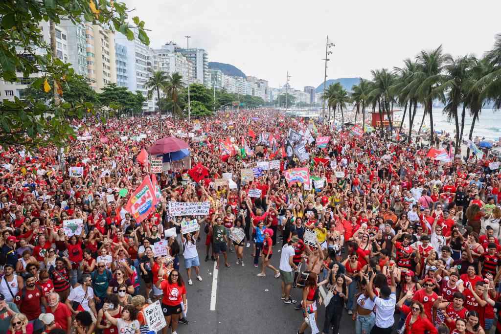Az ország számos városában, itt például Rio de Janeiróban több százezren tüntettek Lula támogatására
