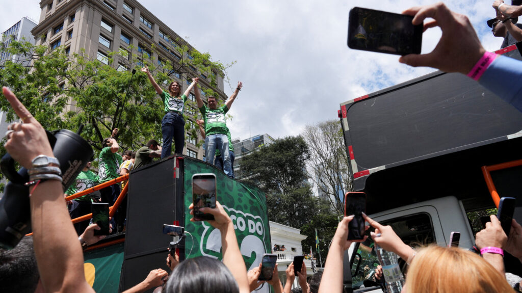 Bolsonaro a választási kampányban: Megpróbálja-e manipulált tartalmakkal befolyásolni a választókat a mobiltelefonjaikon?