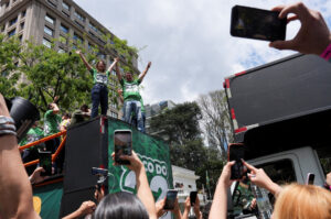 Bolsonaro a választási kampányban: Megpróbálja-e manipulált tartalmakkal befolyásolni a választókat a mobiltelefonjaikon?