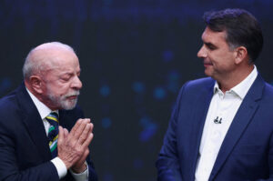 Még egy gyűrűt is megcsókolnának a győzelemért: Luiz Inácio Lula da Silva (balra) és Flávio Bolsonaro egy televíziós vitán